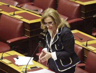 Σε... σαλούν μετέτρεψε το καφενείο της Βουλής η Θ. Μεγαλοοικονόμου - Επίθεση κατά άνδρα με καρέκλες και τσάντα